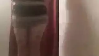 برونيتي كبيرة الصدر تأخذ صديق الابن في فيلم إباحي صريح