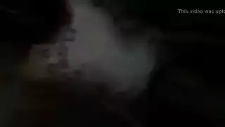 لعبة مراهقة صغيرة تتمدد من قبل كرة بولينج عملاقة