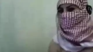 فتاة عربية في كاميرا ويب تعرض أثدائها الضخمة وهي ترتدي الحجاب