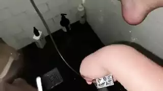 موثق أمريكيًا: هاوي يستمني من أجل كس مراهقة في الدش