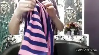عاهرة ترتدي الحجاب تأخذ زباً كبيراً في طيزها الضيق