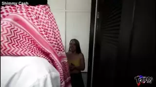 رجل عربي أسود يحصل على رأس من فتاة شقراء نصف حجمه