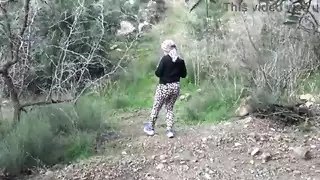 امرأة مسلمة متزوجة تشبع ناظريها بمشاهدة عمود غريب ضخم