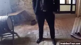 عاهرة عربية لا تمل من القضيب الكبير في فمها