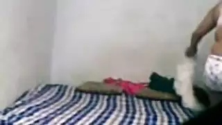 محروم جنسياً، يفرغ شهوته على فتحات فتاة بيت دعارة