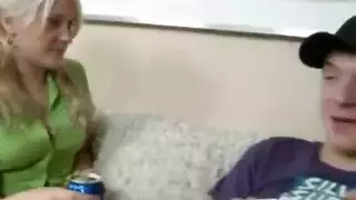 مشهد ثنائي قذر مع شقراء و سمراء ورجل مسن