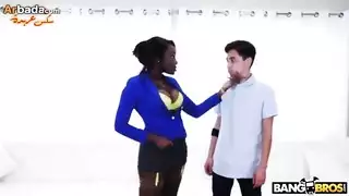 فتاة سمراء ذات مؤخرة كبيرة تحب مص قضيب شاب أبيض