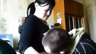 سمراء ساخنة تمص القضيب ثم تمتلئ بالسائل المنوي