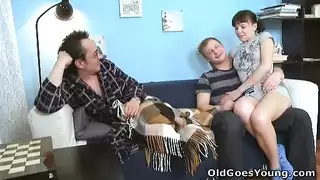 ثلاثي ساخن مع مراهقة مثيرة تمارس الجنس مع شابين