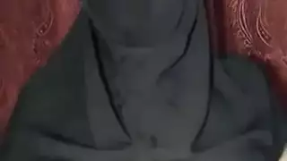 مقطع إباحي: جمال عربي يتلقى ضربات على ثدييها الكبيرين وحلماتها الداكنة