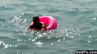 فعل جنسي جماعي مع عاهرات قصيرات