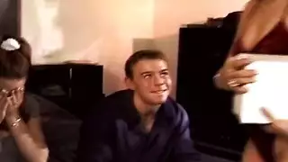 حركة ثلاثية إباحية: بناتان تشتركان في قضيب صلب