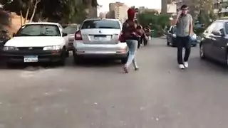 شاب منحرف يقوم بتصوير طيز محجبة مثيرة تمشي في الشارع | إغراء محجبات