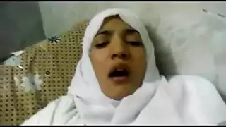 عذراء عربية تُدمر مهبلها في جنس عنيف