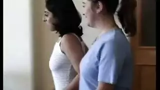 زوجة تركية مثيرة تدعو صديقاً لجنس قاسي