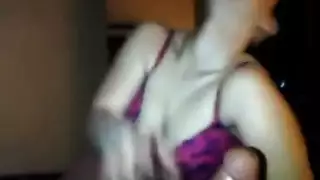 ‫شرموطة مصرية تأخذ زب كبير في فمها وكرسها‬