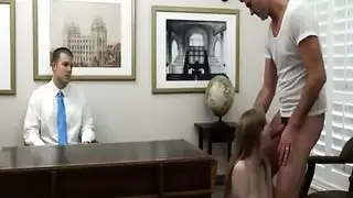 مساعدة مكتب شابة تُملأ بالسائل المنوي