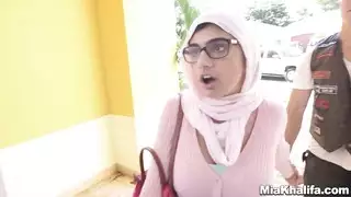 أوgy عائلة خليفة: ميا والأم تشاركان قضيباً ضخماً