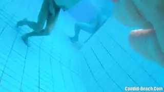 فتاة أجنبية مبللة تحصل على حلقها ومهبلها مملوءين