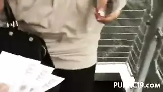 جوارب طويلة وجوارب ندف، تظهر مؤخرتها الضخمة في الخارج