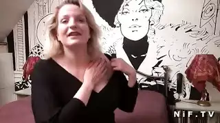 عاهرة ساخنة تطلب جنس عنيف في الحمام