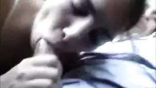 امرأة إيرانية ناضجة تخدم قضيب الشاب المصري السميك بمهارة