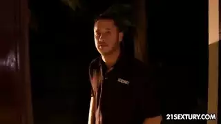 خيال الإيلاج المزدوج بقضيبه الكبير لإرضاء المرأتين