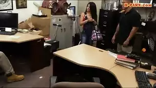 علاقة جنسية جماعية في مصعد مزدحم مشاهد صريحة في مكان ضيق