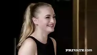 بنت تعمل راحه كريها من طيزها وهي نايمه