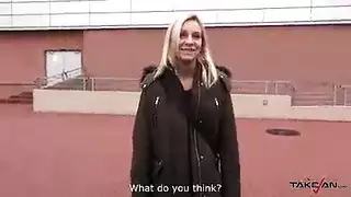 جنس سيارة xxx: شقراء تئن من اختراق عميق