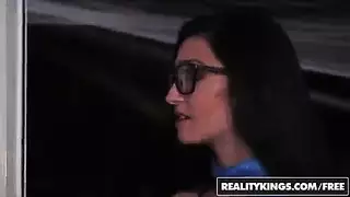 أدخل قضيبك بعمق في كسها العاري