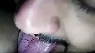 عربدة وشوم سوداء: نيك فموي وقذف على الوجه