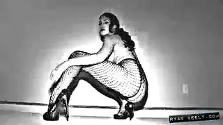 جنس فموي مزدوج: ريان كيلي يخدم قضيبين قبل ممارسة الجنس الخشن