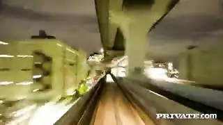 ثنائي جنسي صريح: يمارس الجنس مع عملاقة ونجمة إباحية بحجم الجيب