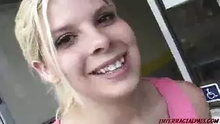 حلوة شاحبة تُنك بقضيب أسود كبير بعنف