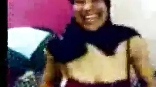 عرض الصدر بقميص يؤدي إلى تقبيل حار وجنس صريح