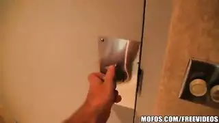 يدخل الحمام وينك فرجها المبلول