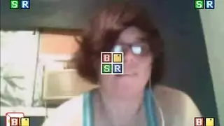 اللعب بثديي الضخمين يجعلني منقوعة على الفور