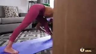 امها تدخل عليها وهي تمارس الجنس