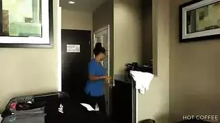 عاملة تنظيف الغرف اللاتينية الشرموطة تتناك من النزيل وتبهدل الغرفة