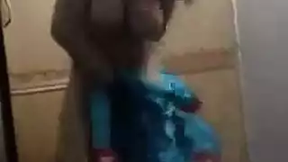 فتاة مصرية مبللة تتباهى بأثدائها المثالية في مشهد استحمام ساخن