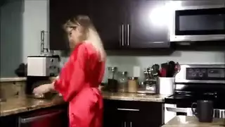 الشاب الوسيم يضرب كس زوجة أبيه على المنضدة