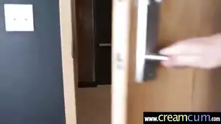 شقراء جميلة ذات أثداء ممتلئة تأخذ قضيباً ضخماً بعمق