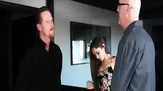 المعلم يلعب بمهبل الطالبة بشدة على كرسي مكتب جلد