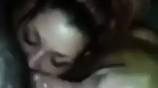 فتاتان وقضيب واحد: مشهد إباحي ثلاثي مثير