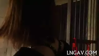 يابانية مثيرة تستمتع بصدرها المثالي حتى يقف زبه ويمارس الجنس معها بعمق