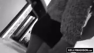 الفتاة المثيرة تشتهي نيك الطيز والحلق العميق حتى الجنس العنيف