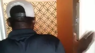 فتحة ضيقة تأخذ زب أسود كبير في بعبصة شاور مبللة