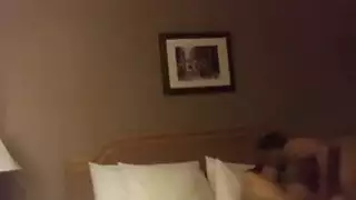 جنس علني في الفندق: بدروم السلم، الردهة، والمسبح