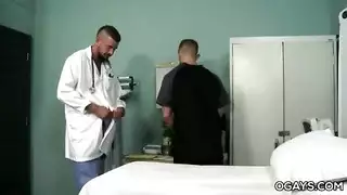 المريض يستسلم لدفعات الطبيب القاسية في فحص إكس إكس إكس